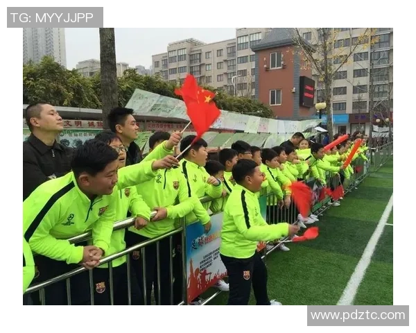南宁校园足球热潮兴起学生们在绿茵场上追逐梦想与激情 南宁校园足球热潮兴起学生们在绿茵场上追逐梦想与激情