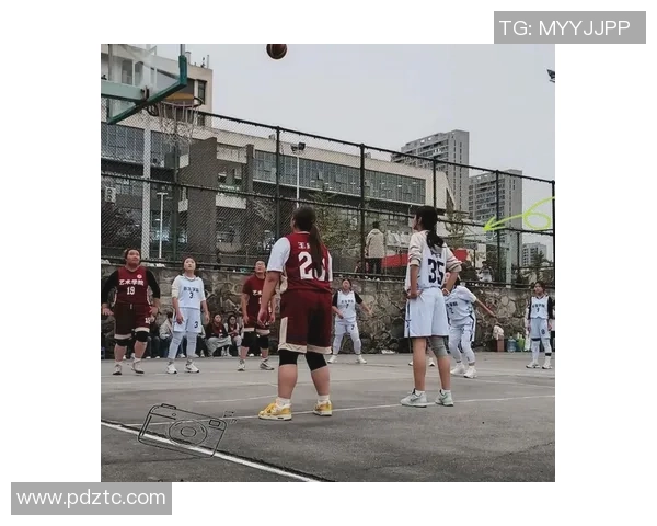 在篮球场上追逐梦想的火车旅程与青春的碰撞