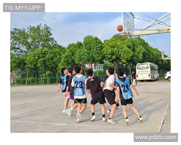 在篮球场上挥洒汗水的男生们展现青春活力与团队精神